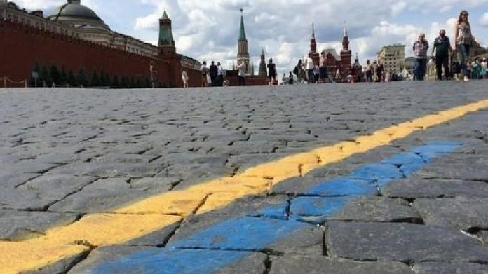 Красная площадь - цвета украинского флага